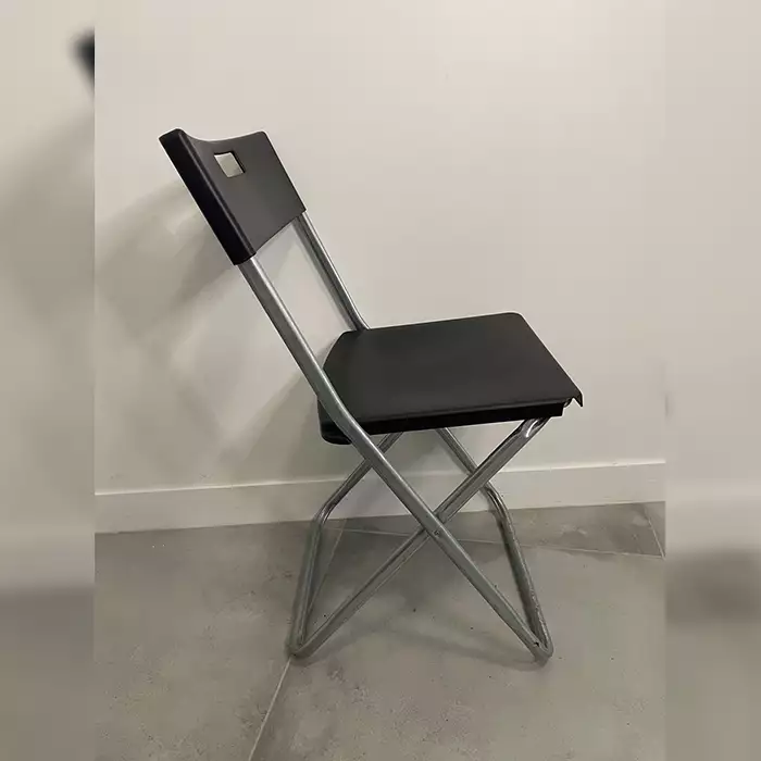 Chaise pliante noire à louer